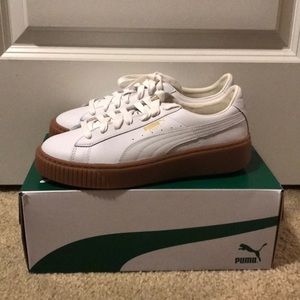 Women’s white platform basket PUMA sneakers!